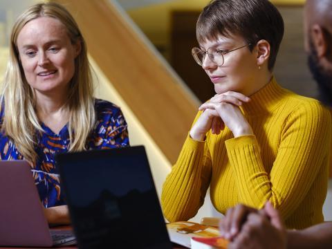 Kennari situr hjá nemanda og veitir endurgjöf